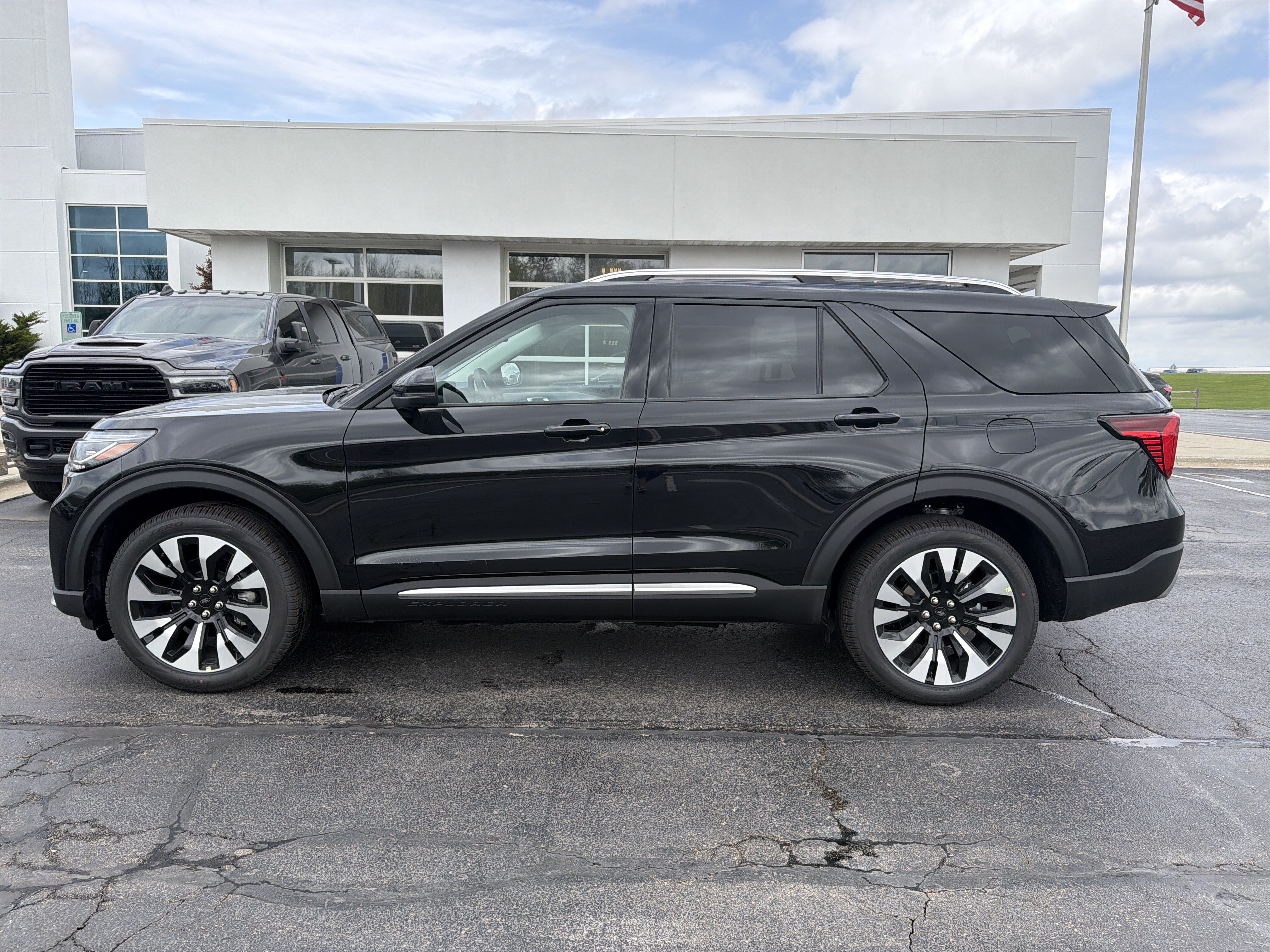 New 2026 Ford Explorer Platinum w/ LUX Leather Package AWD/4WD image 18