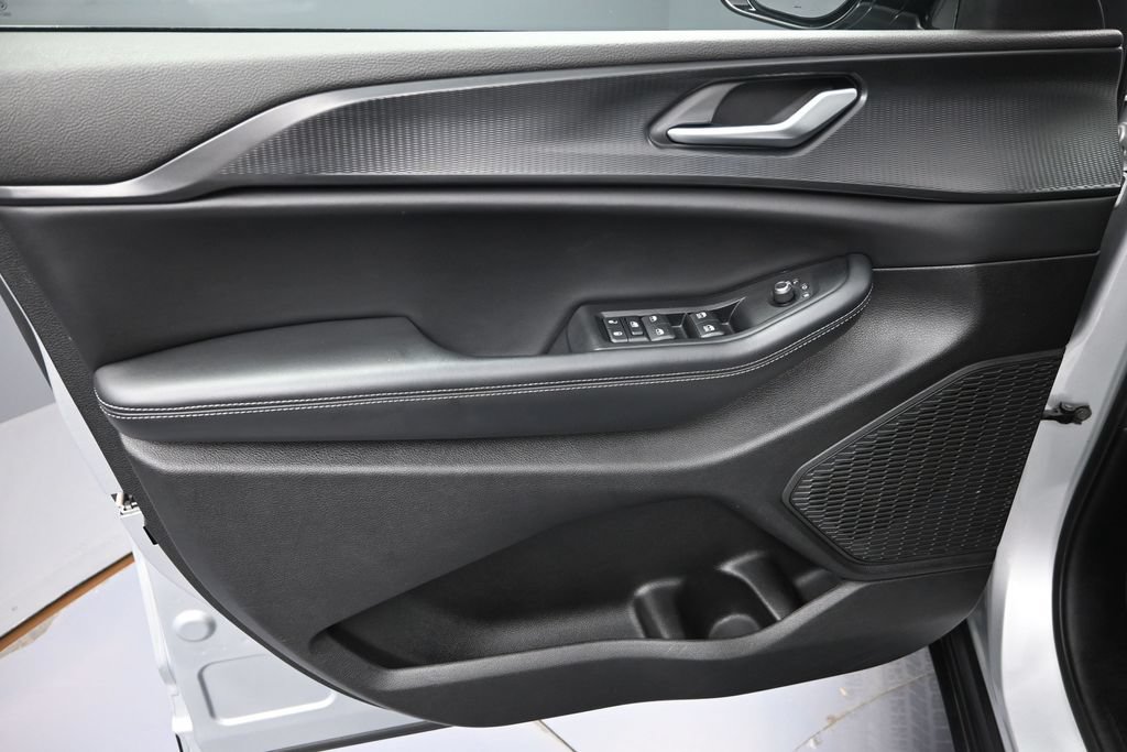 Used 2024 Jeep Grand Cherokee Altitude RWD image 9
