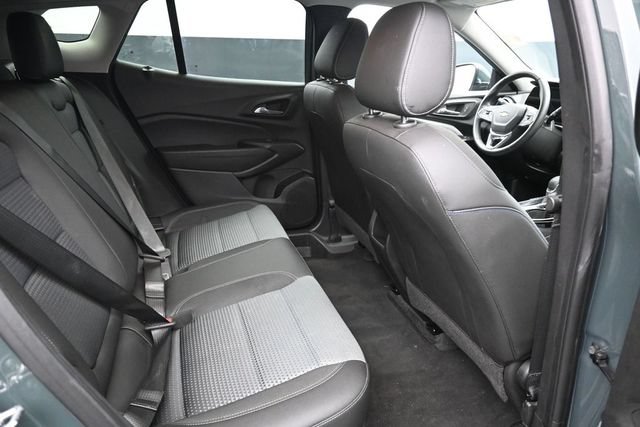 Used 2025 Chevrolet Trax LT w/ LT Convenience Package FWD image 17