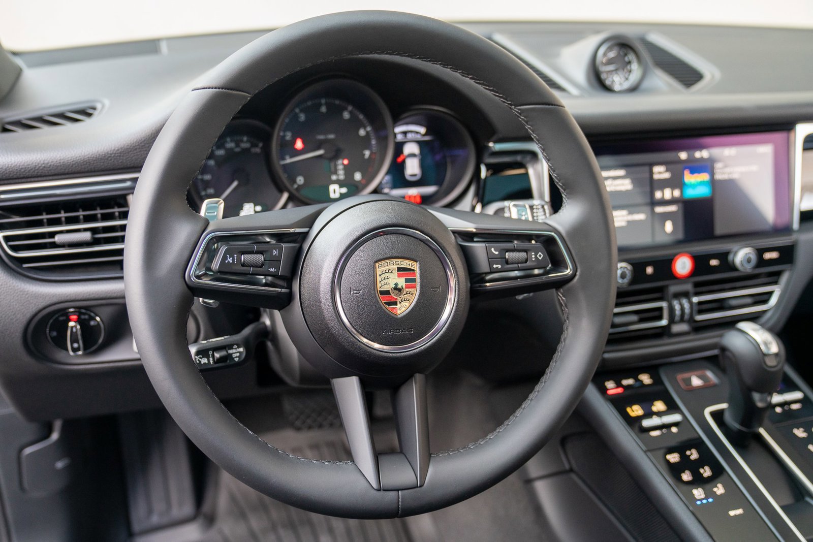 Certified 2025 Porsche Macan AWD/4WD image 12