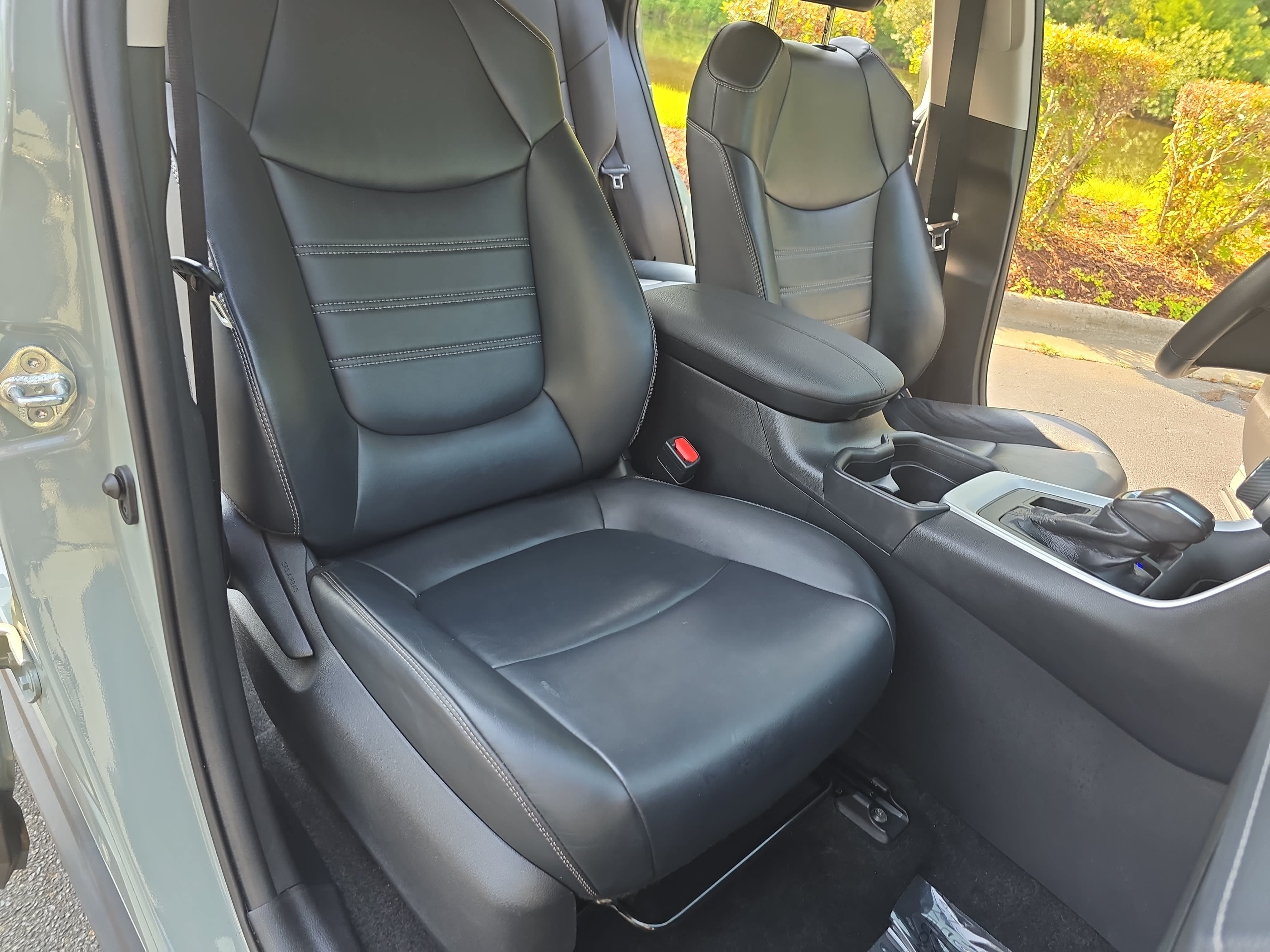 Used 2020 Toyota RAV4 XLE Premium AWD/4WD image 10