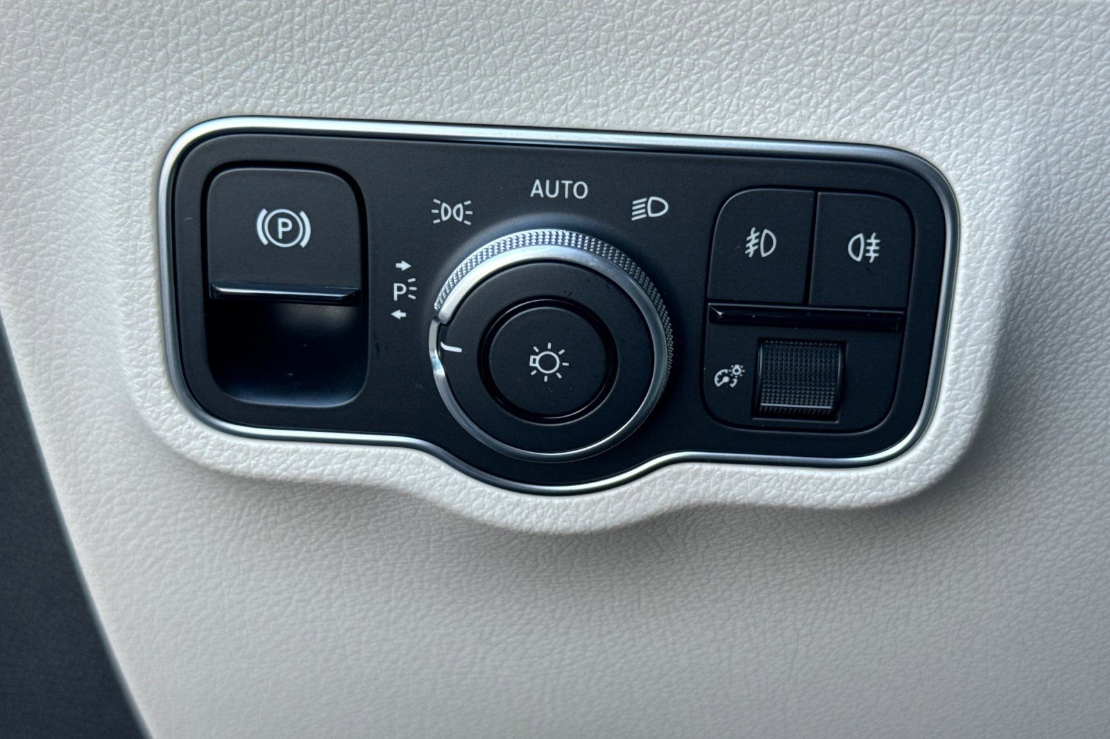 Certified 2025 Mercedes-Benz GLB 250 image 32