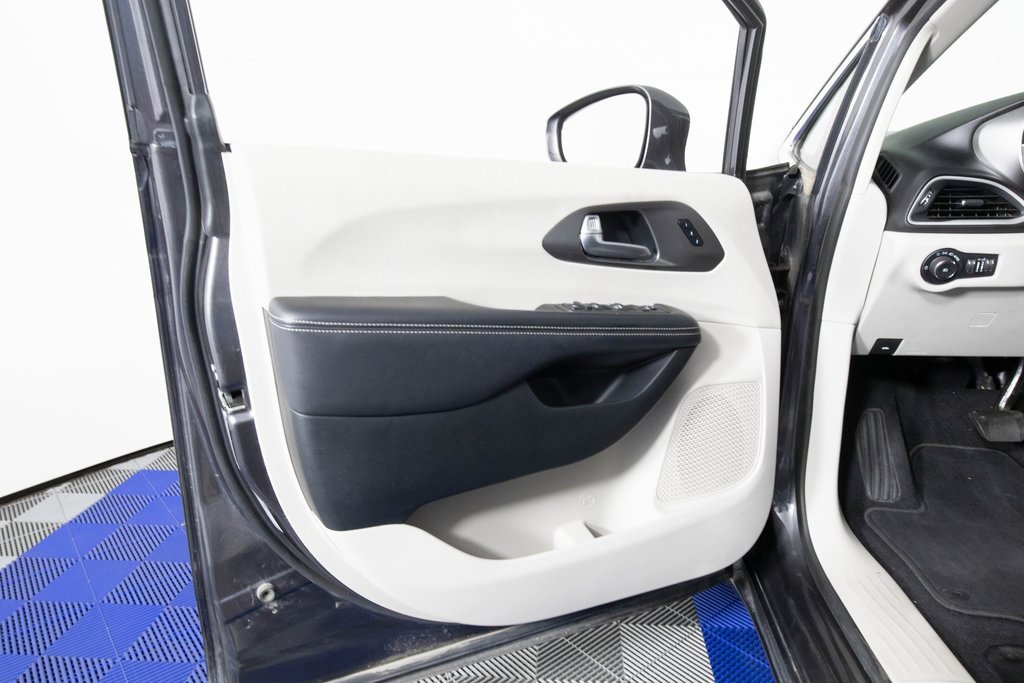 Used 2022 Chrysler Pacifica Touring-L image 9