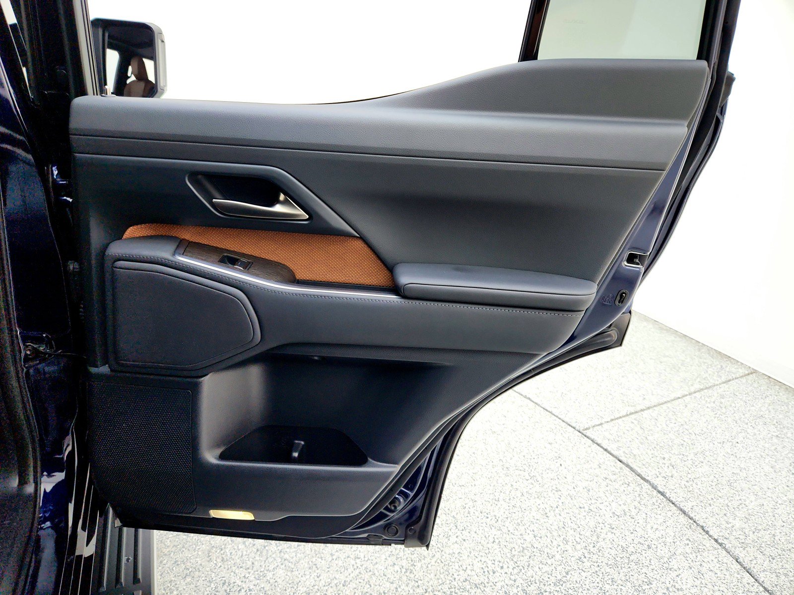 Used 2024 Lexus GX 550 w/ Accessory Package (31) image 29