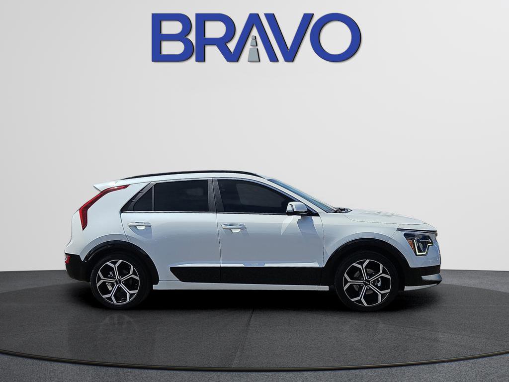 Used 2025 Kia Niro SX Touring image 3