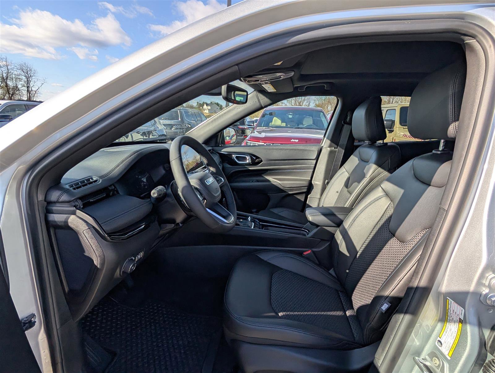 New 2025 Jeep Compass Latitude w/ Sun & Sound Group AWD/4WD image 9