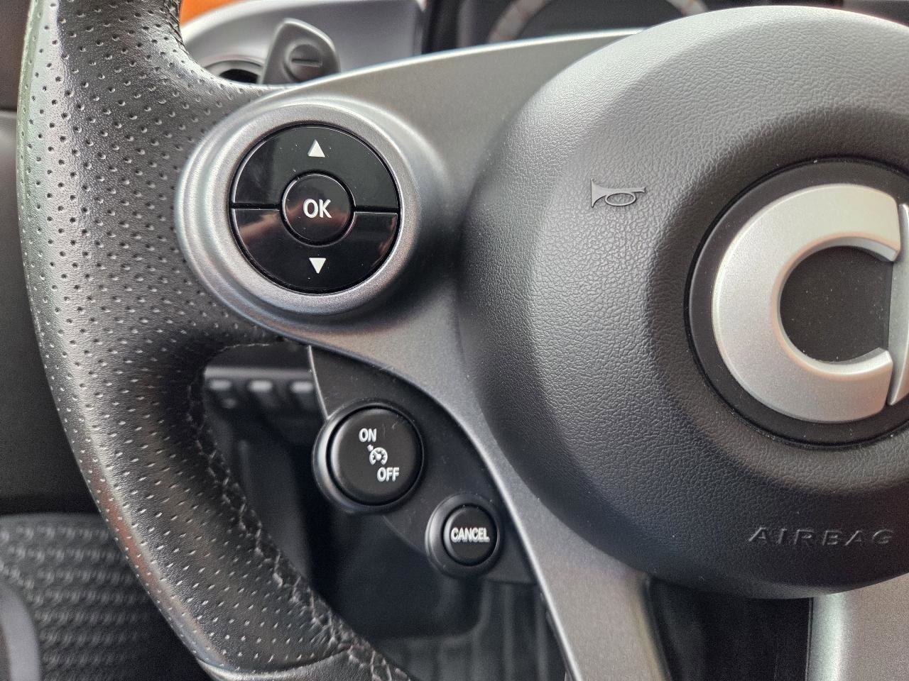 Used 2016 smart fortwo passion RWD image 21