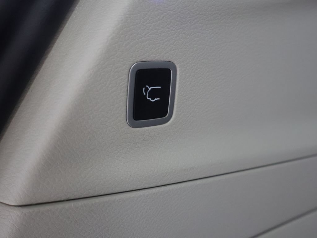 Certified 2024 Chrysler Pacifica Limited FWD image 22