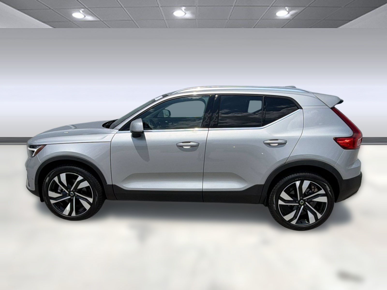Used 2023 Volvo XC40 B4 Plus w/ Protection Package Premier FWD image 2