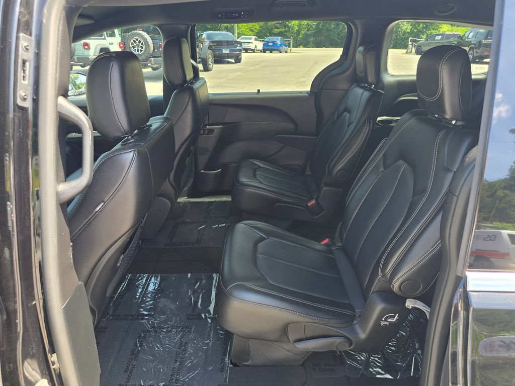 Used 2025 Chrysler Pacifica Select FWD image 10