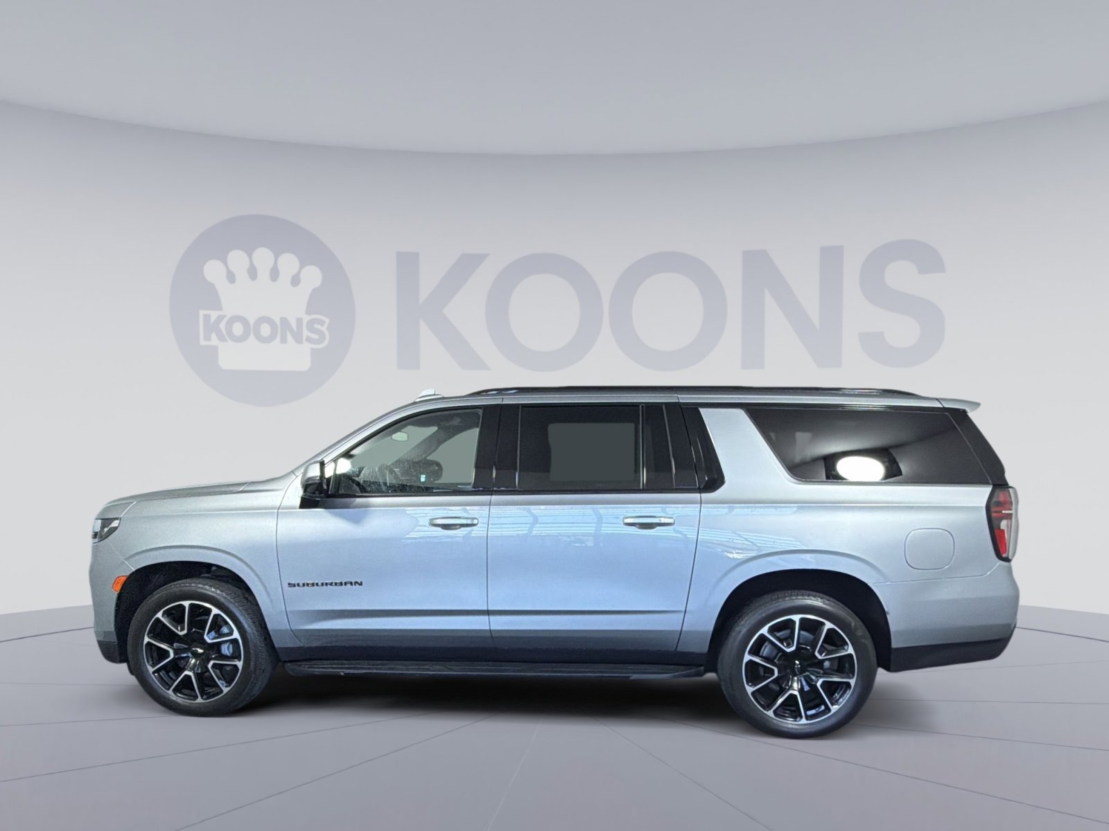 Used 2024 Chevrolet Suburban RST w/ Luxury Package image 2