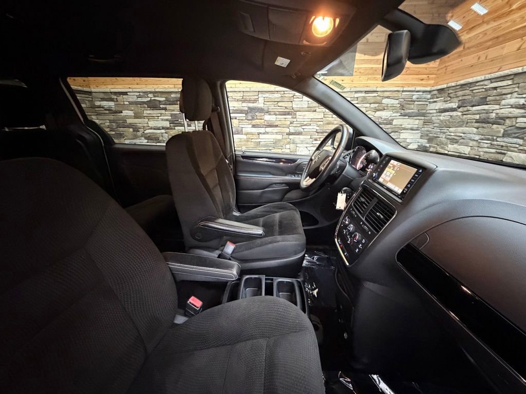 Used 2018 Dodge Grand Caravan SE FWD image 13