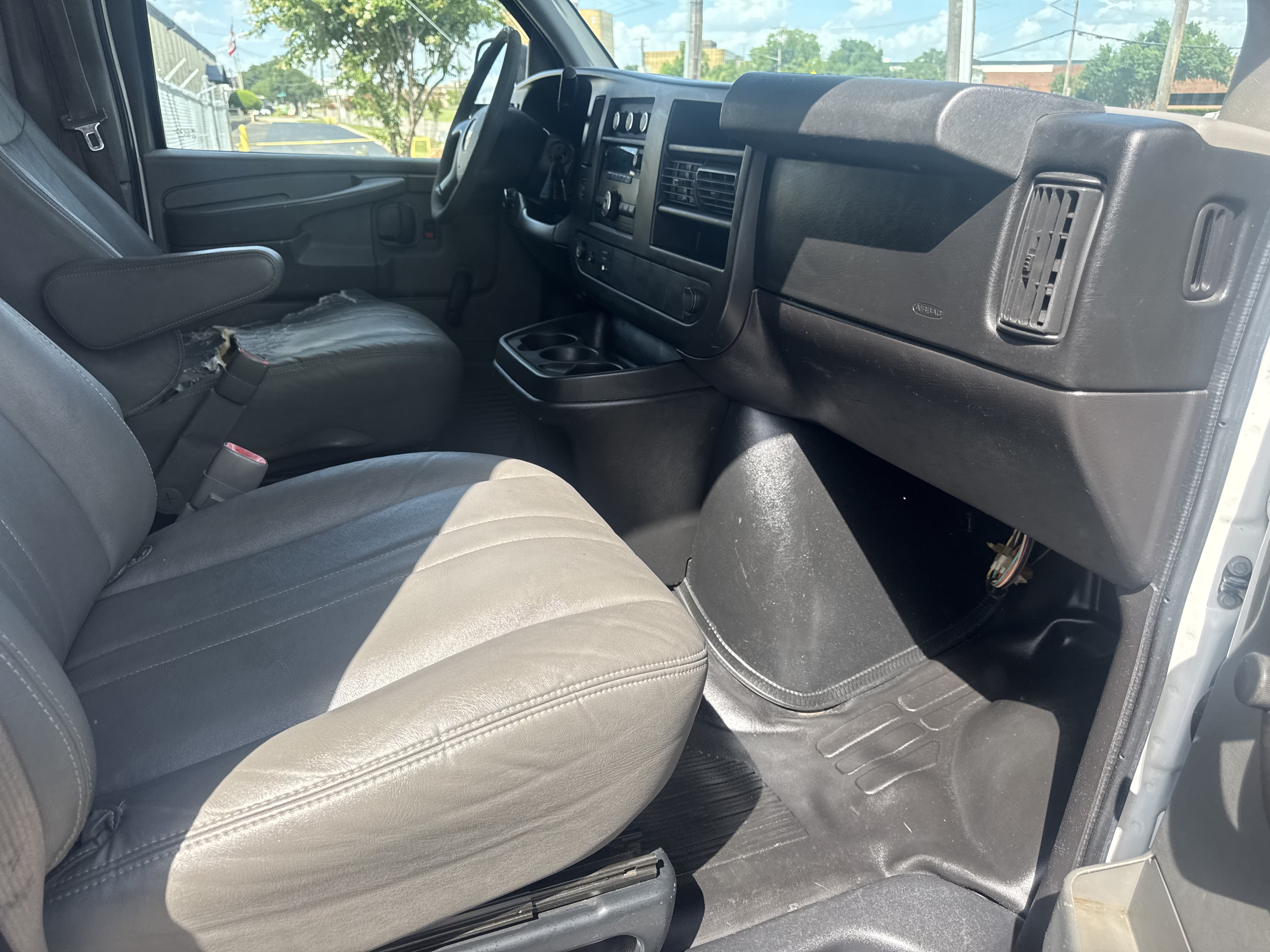 Used 2011 Chevrolet Express 2500 RWD image 10