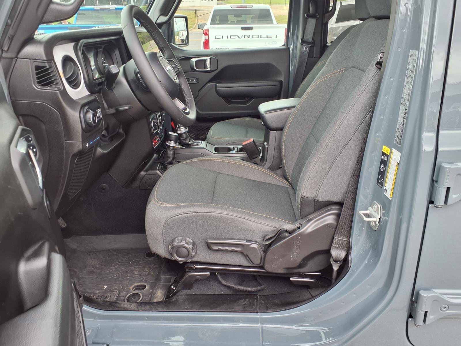 Used 2025 Jeep Wrangler Willys AWD/4WD image 15