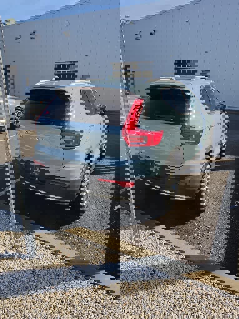 Used 2019 Volvo XC40 T5 Momentum image 3