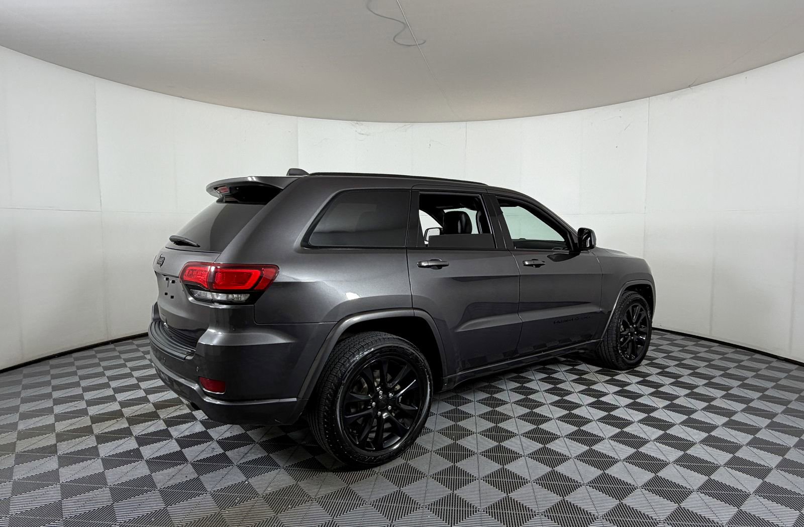 Used 2020 Jeep Grand Cherokee Altitude RWD image 4