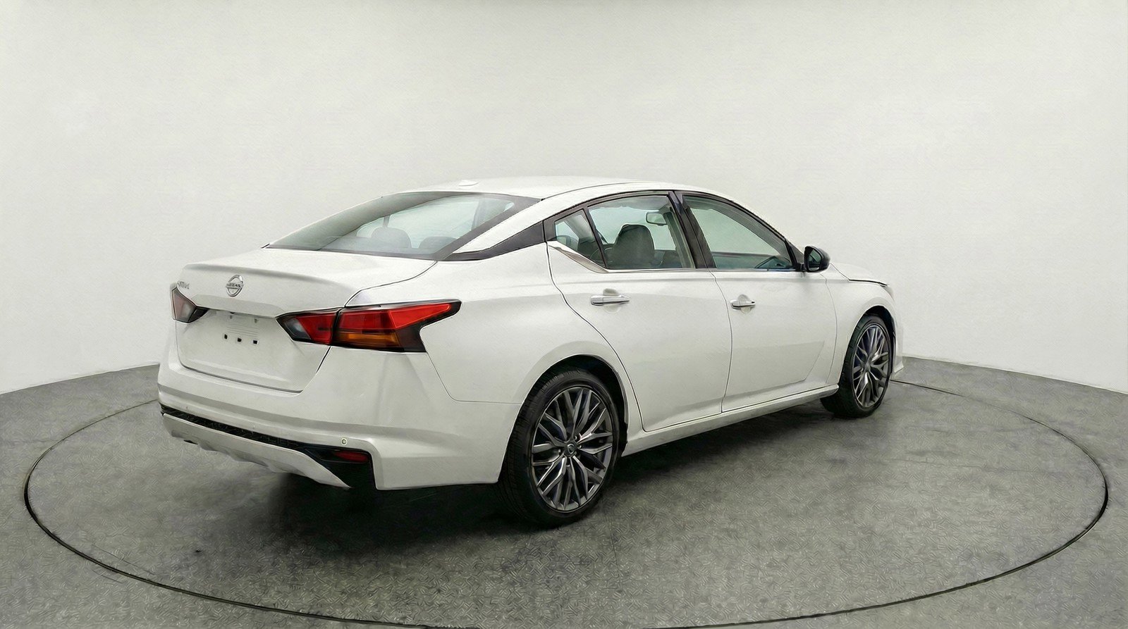 Used 2025 Nissan Altima 2.5 SV FWD image 9