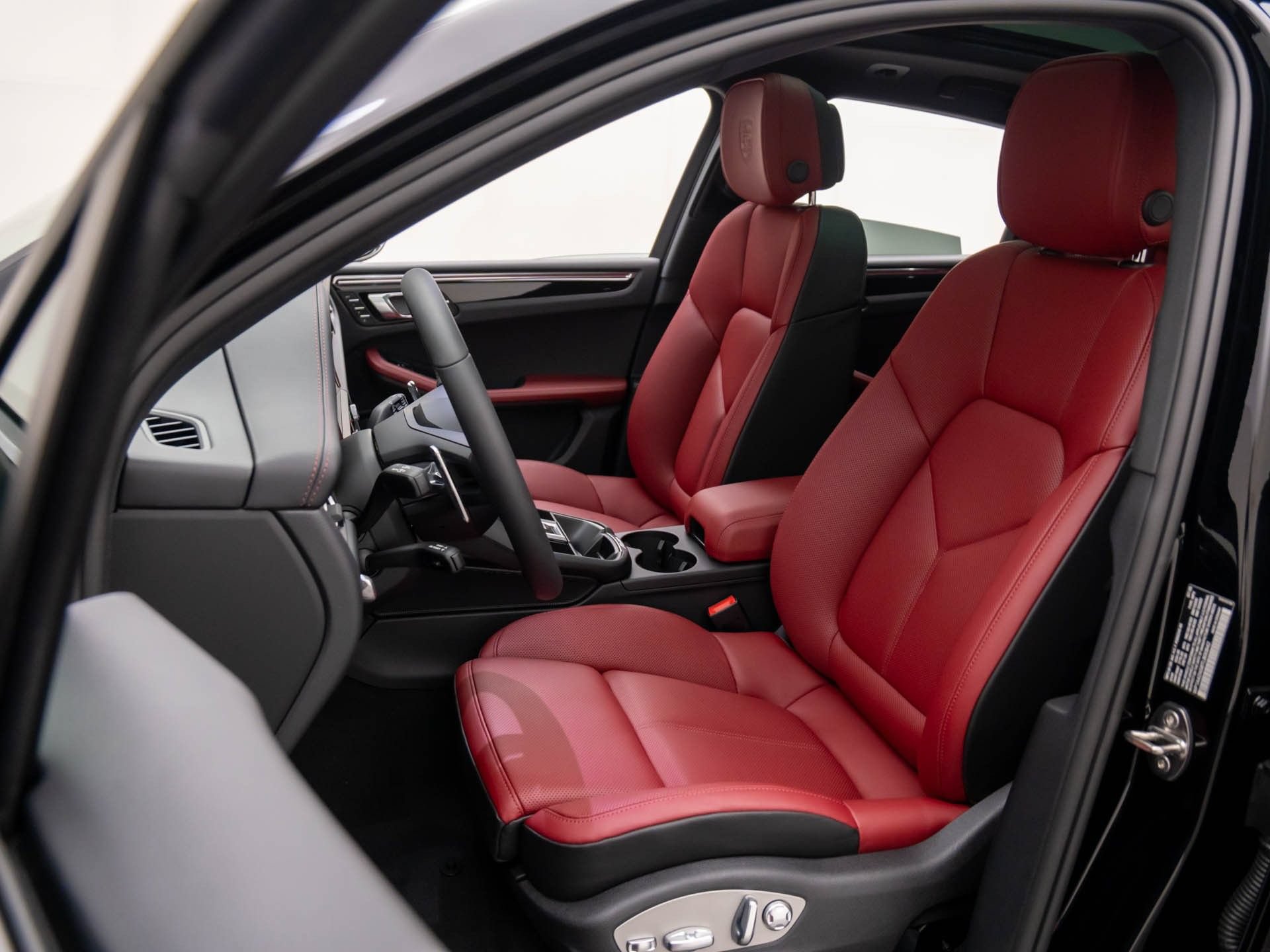 Certified 2026 Porsche Macan AWD/4WD image 5
