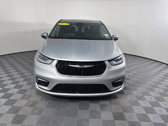 Used 2023 Chrysler Pacifica Touring-L image 8