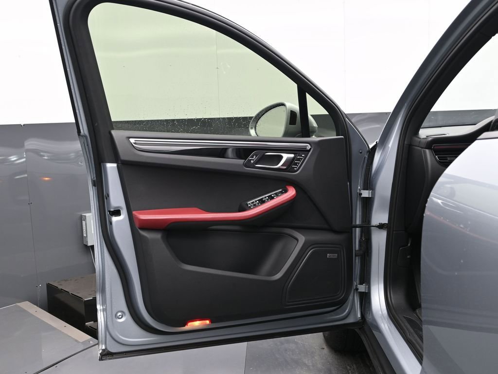 Certified 2022 Porsche Macan image 8