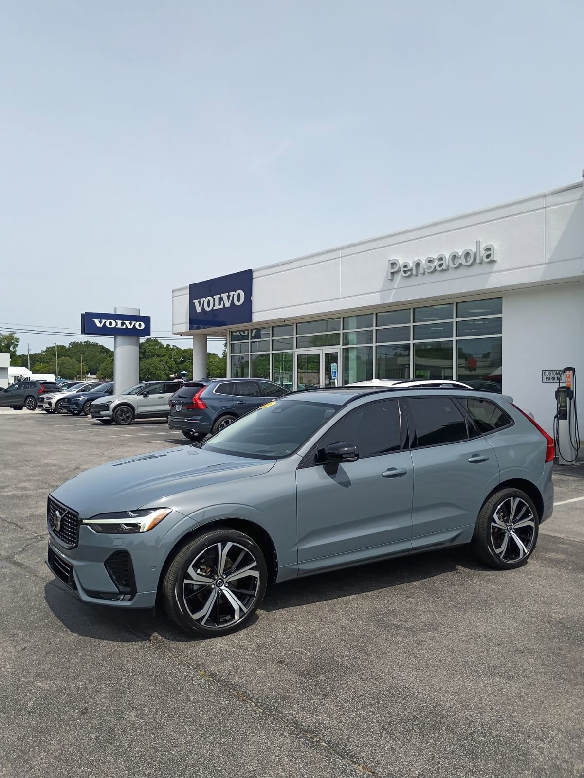 Used 2023 Volvo XC60 B5 Ultimate w/ Climate Package FWD image 2