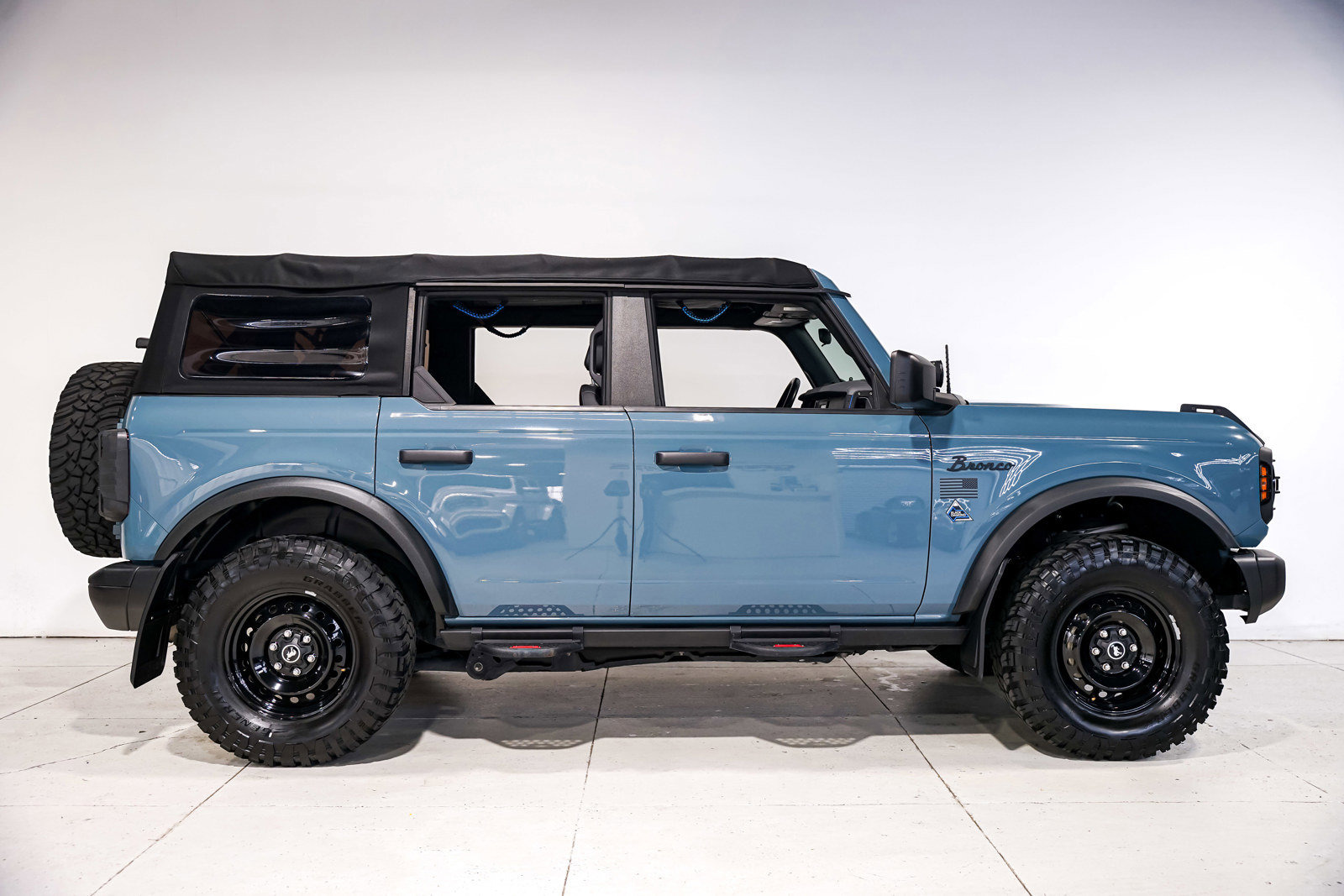 Used 2022 Ford Bronco Black Diamond image 2