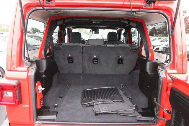 Used 2025 Jeep Wrangler Unlimited Sahara AWD/4WD image 7