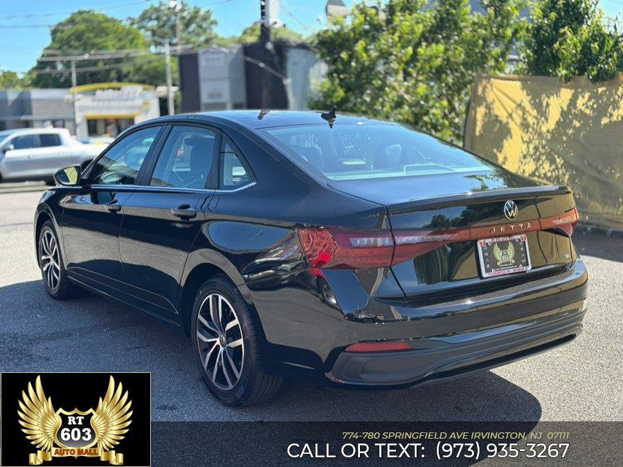 Used 2025 Volkswagen Jetta SE FWD image 4