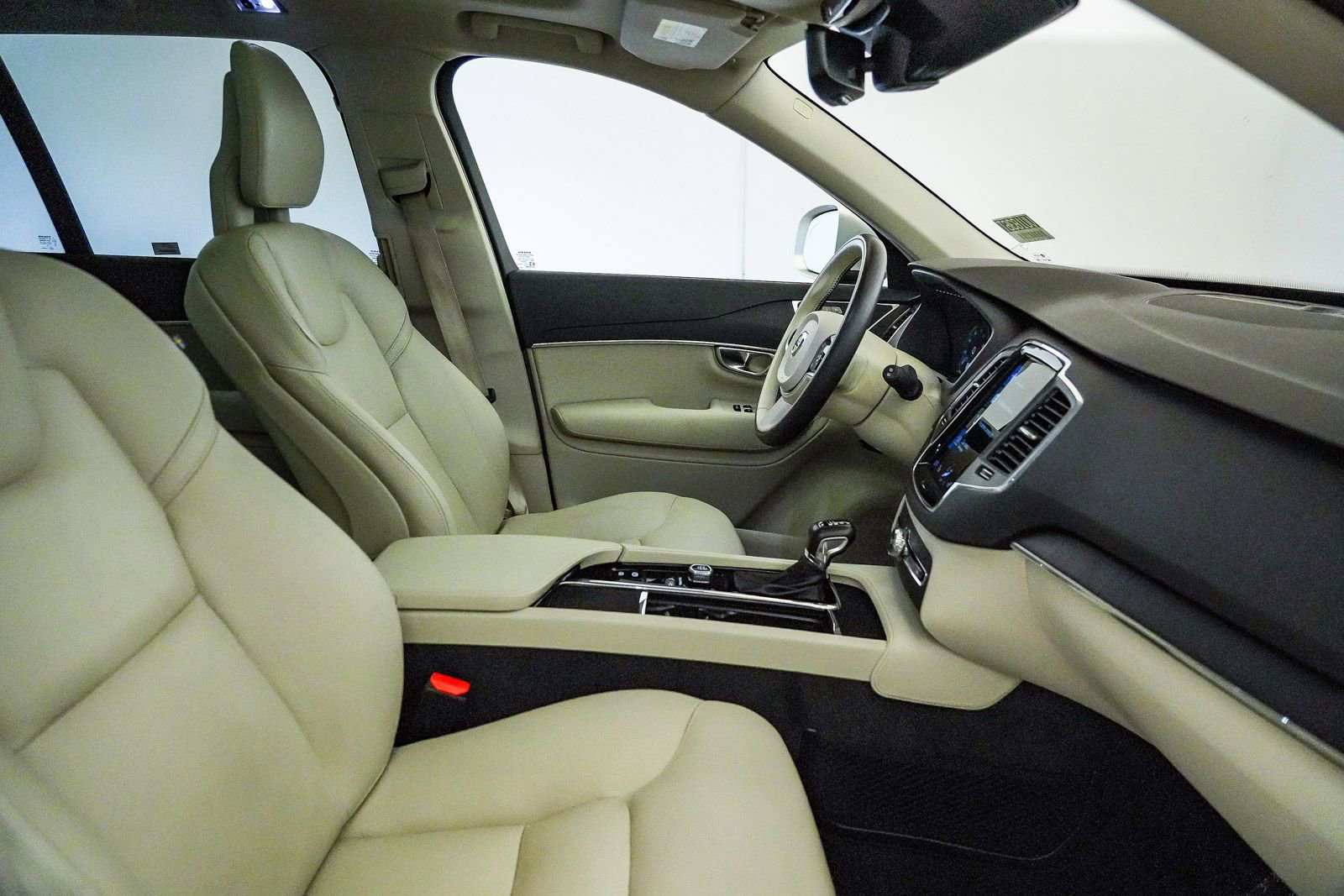 Used 2020 Volvo XC90 T5 Momentum w/ Protection Package Premier AWD/4WD image 18