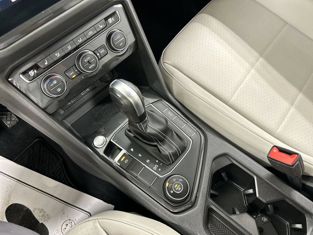 Used 2021 Volkswagen Tiguan SE w/ Panoramic Sunroof Package AWD/4WD image 17