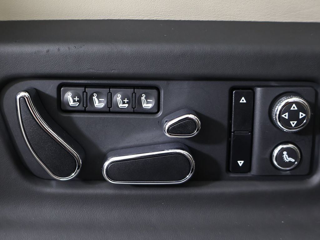 Used 2020 Bentley Bentayga Plug-In Hybrid AWD/4WD image 41