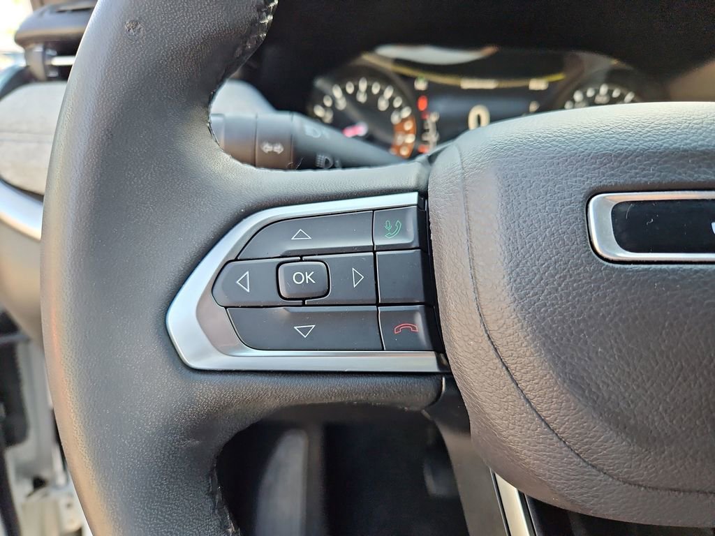 Used 2024 Jeep Compass Latitude image 11