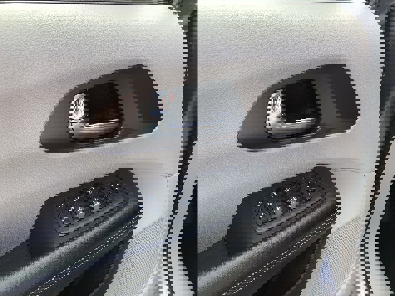 Used 2020 Chrysler Voyager Lxi image 22