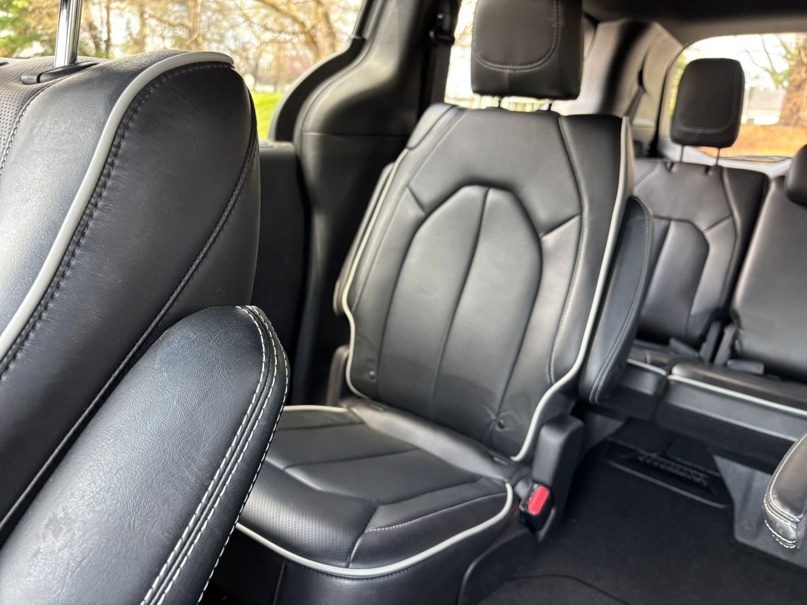 Used 2025 Chrysler Pacifica Limited image 44