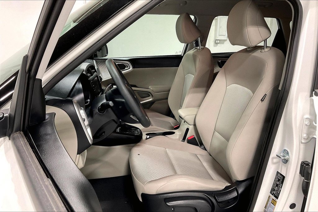 Used 2025 Kia Soul LX w/ LX Technology Package FWD image 30