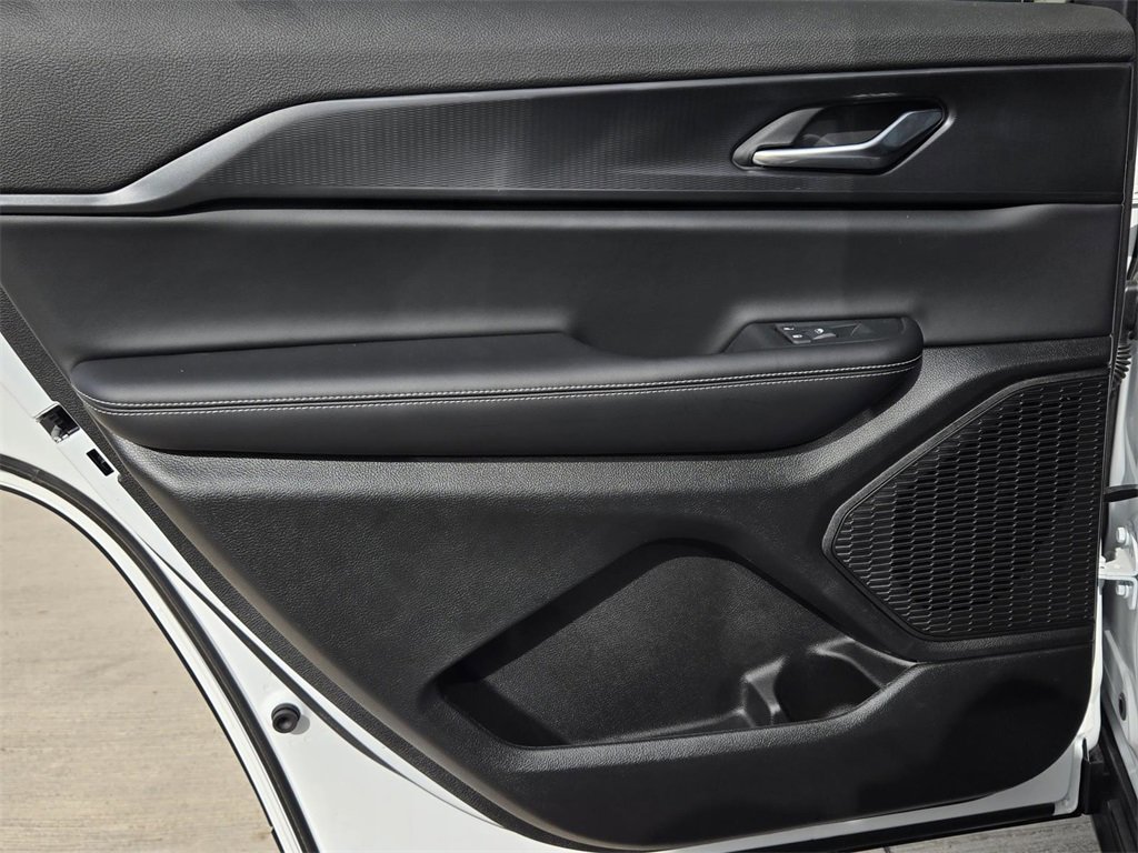 New 2025 Jeep Grand Cherokee L Laredo image 11