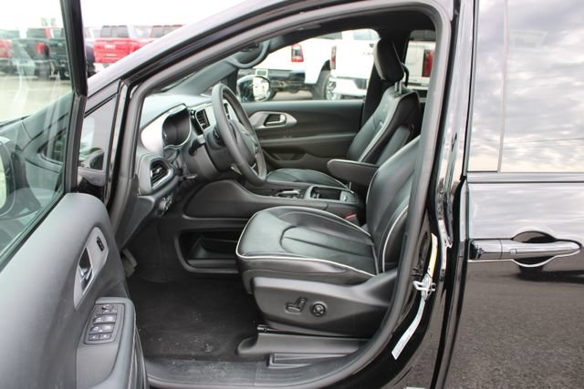 Used 2025 Chrysler Pacifica Limited FWD image 16