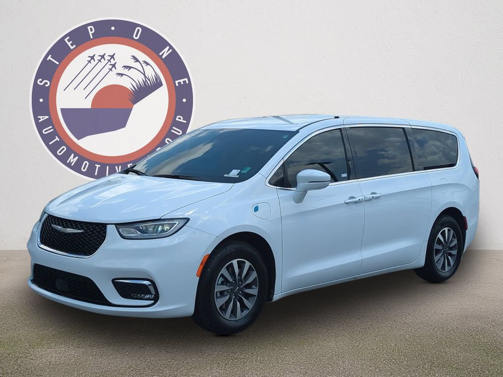 Used 2022 Chrysler Pacifica Touring-L FWD image 1