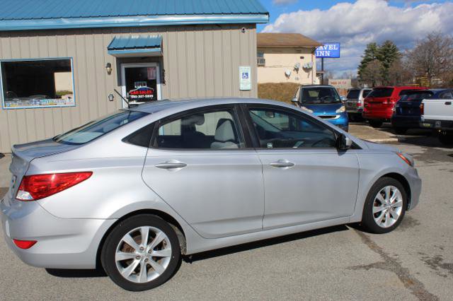 Used 2013 Hyundai Accent GLS w/ Premium Pkg image 2