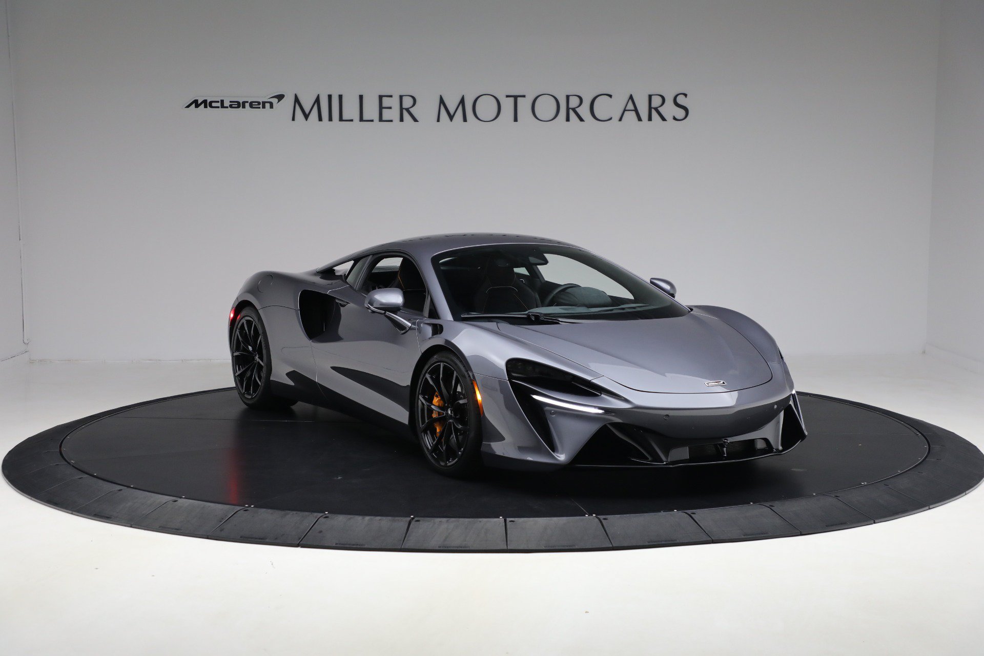 Used 2024 McLaren Artura RWD image 11