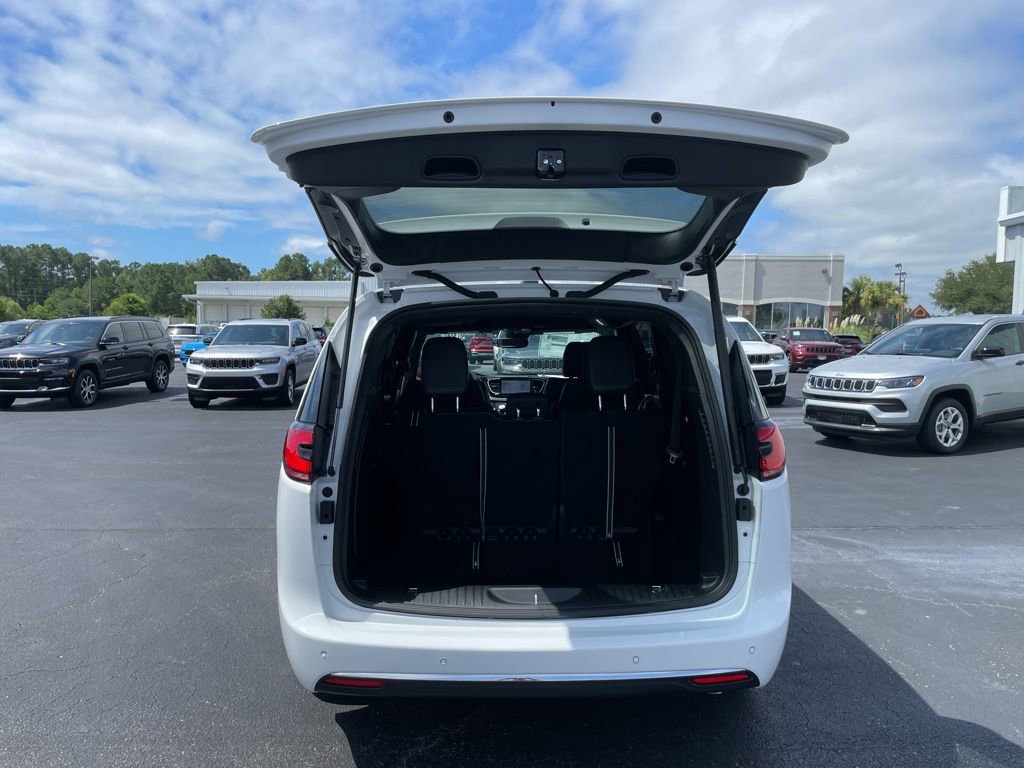 New 2026 Chrysler Pacifica Select image 12