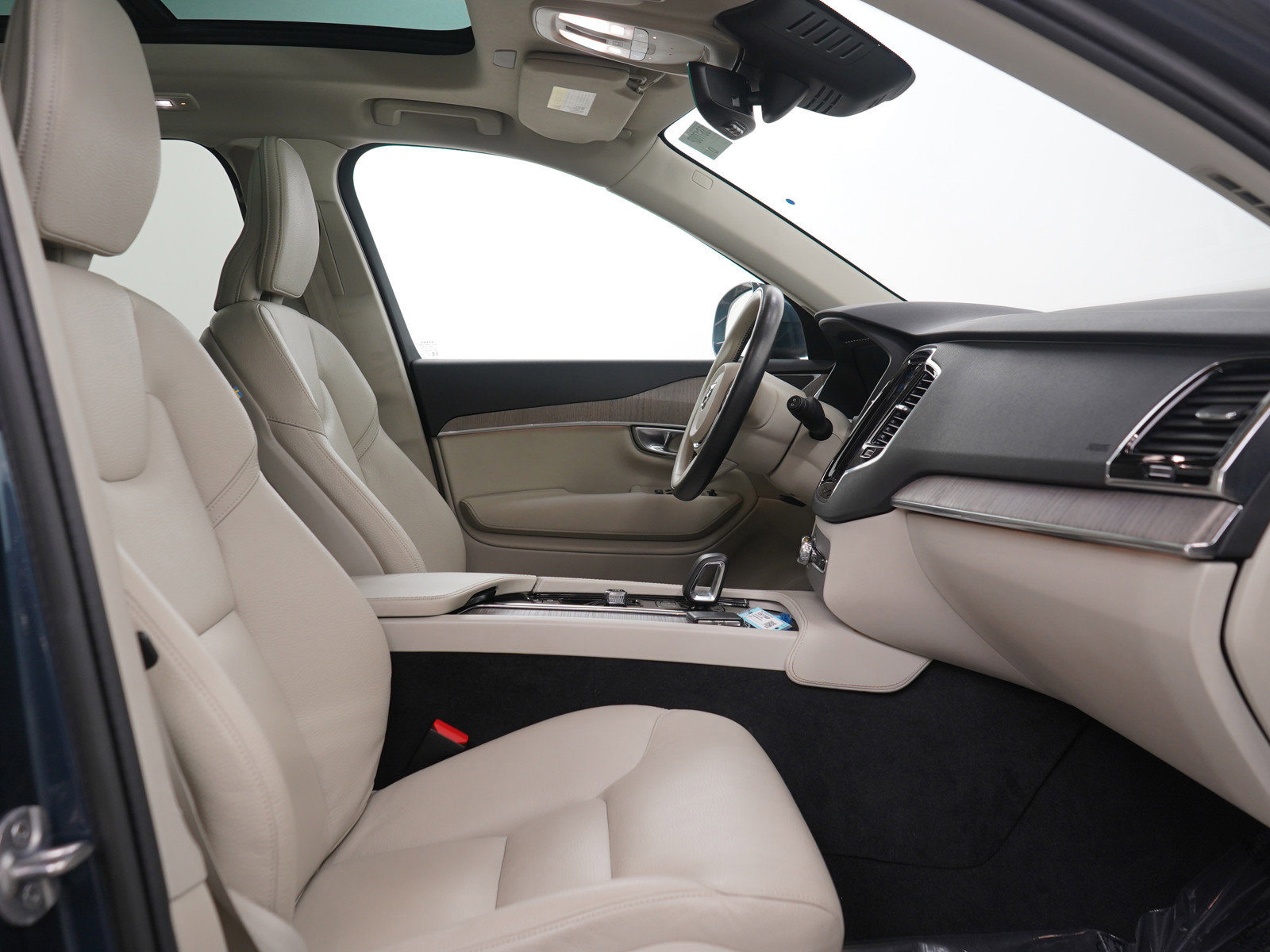 Used 2023 Volvo XC90 B6 Plus image 12