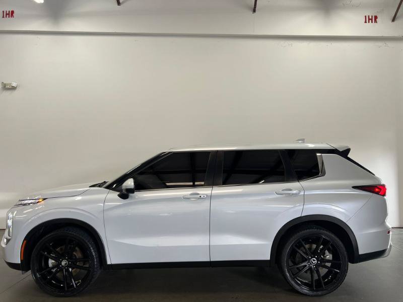 Used 2023 Mitsubishi Outlander SE FWD image 3