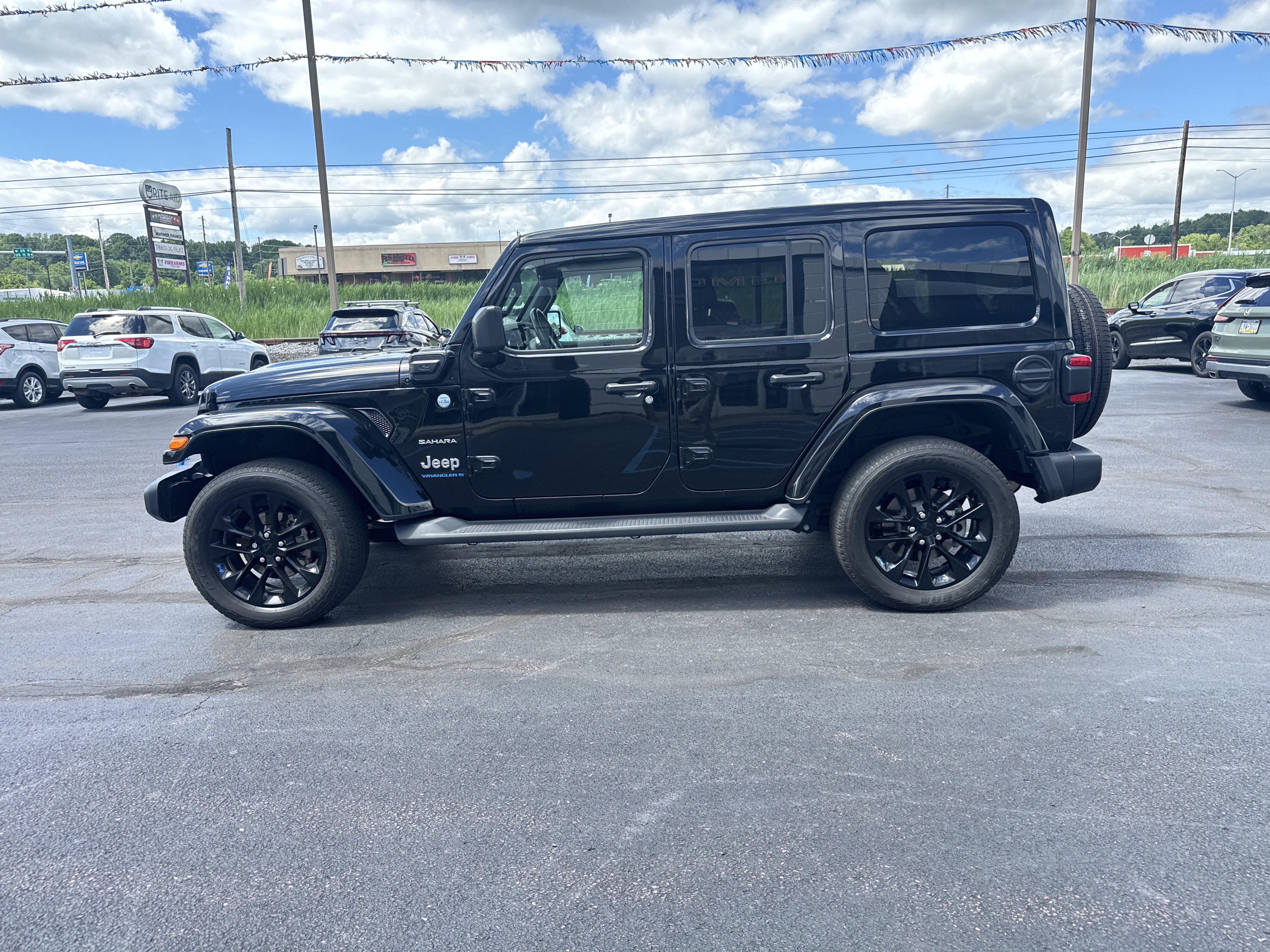 Used 2023 Jeep Wrangler Unlimited Sahara w/ Cold Weather Group AWD/4WD image 7