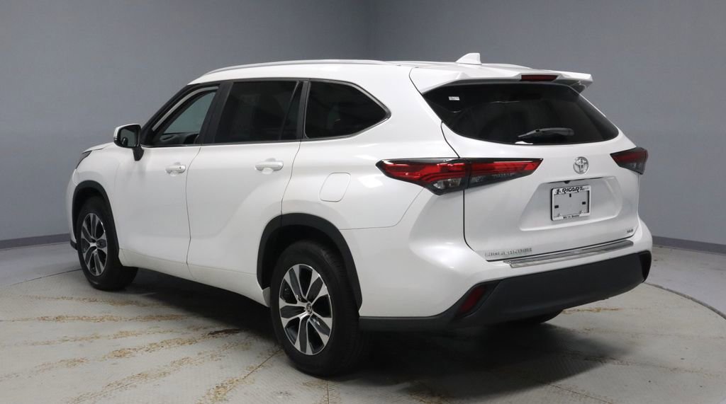 Used 2023 Toyota Highlander XLE FWD image 8