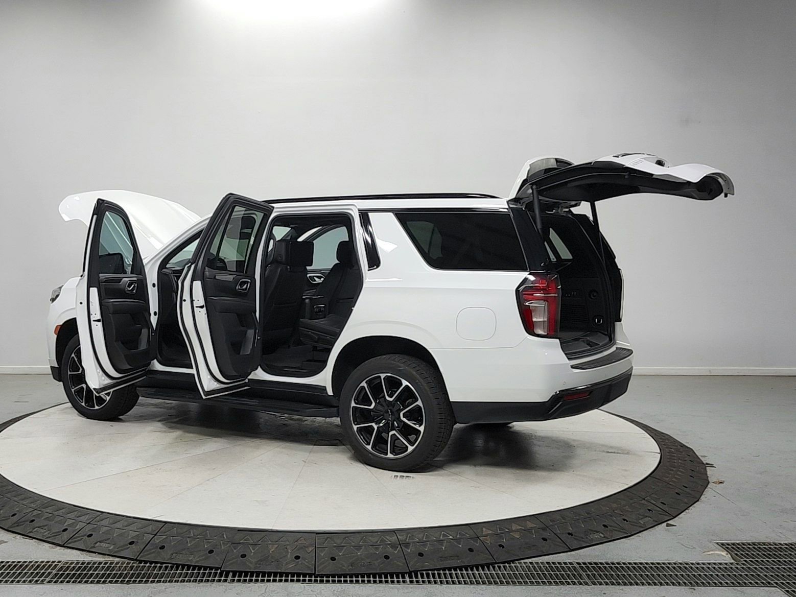 Used 2021 Chevrolet Tahoe RST w/ Luxury Package image 13