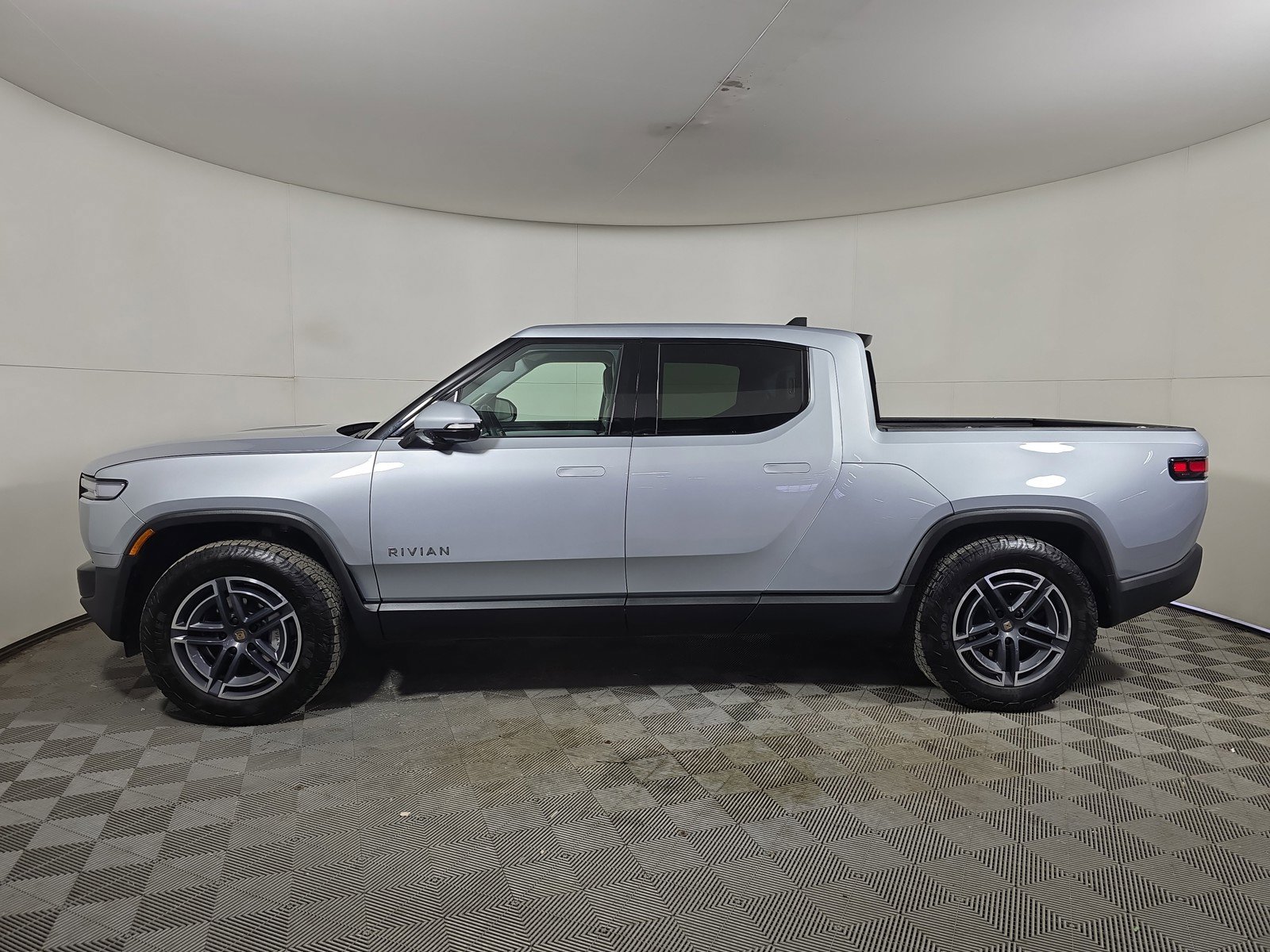 Used 2025 Rivian R1T Adventure AWD/4WD image 2
