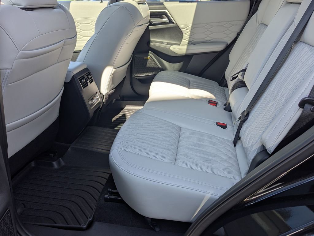 Used 2025 Mitsubishi Outlander AWD image 23