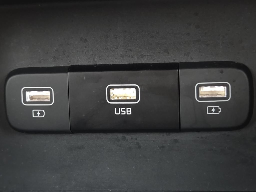 Used 2024 Kia Carnival LX FWD image 8