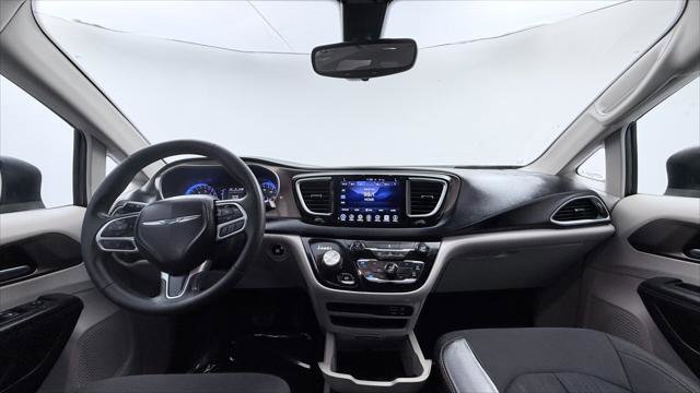 Used 2017 Chrysler Pacifica Touring image 23